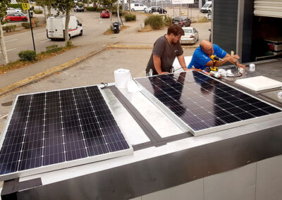 Georges fait une installation panneaux solaire sur camping car