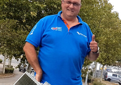 Georges fait une installation panneaux solaire sur camping car