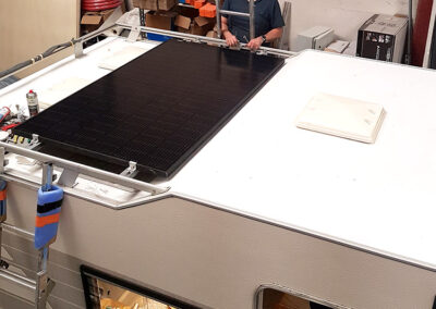 Georges fait une installation panneaux solaire sur camping car