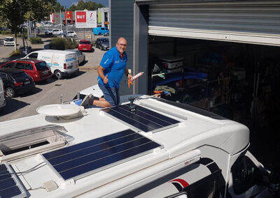Georges fait une installation panneaux solaire sur camping car