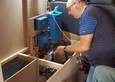 Georges pose Platine Victron energy dans un camping car