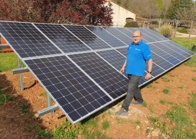 Georges devant des panneaux solaire