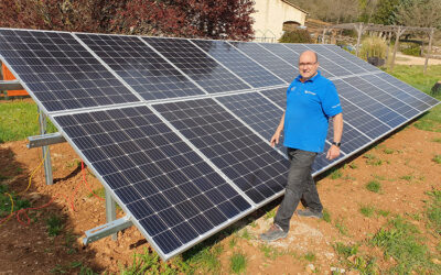 Un panneau solaire dans son jardin