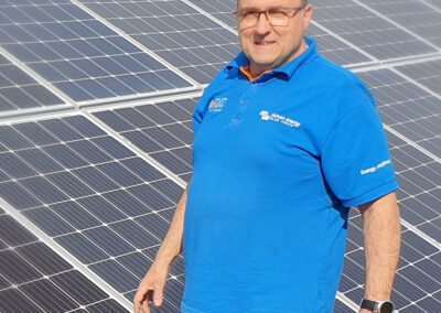 Georges devant des panneaux solaire
