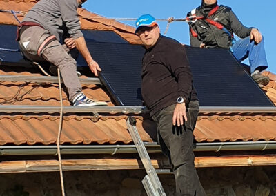 Georges de Start Energy pose des panneaux solaire