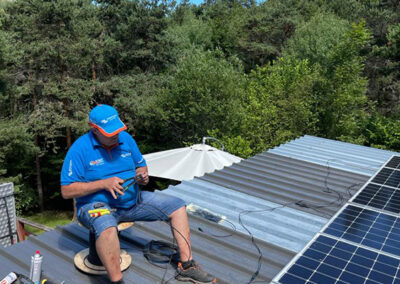 Georges de Start Energy pose des panneaux solaire