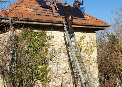 Georges de Start Energy pose des panneaux solaire